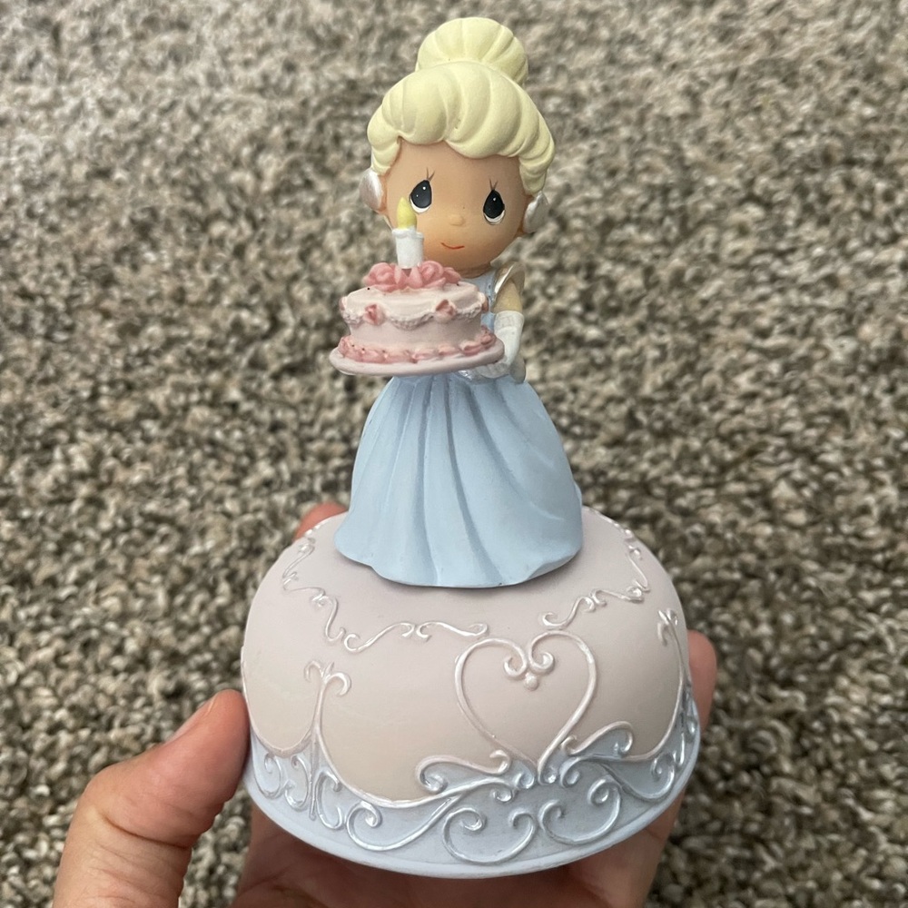 2007 Disney Precious Moments Cinderella Birthday Musical Figurine Music Box